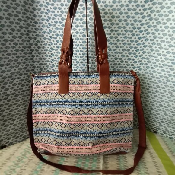 T Shirt & Jeans Southwest Style Print Zipper Closure Handbag Tote Crossbody NWOT - Picture 1 of 8